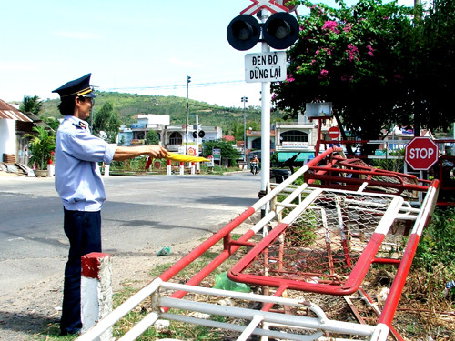 Hai gác chắn tàu lửa nằm chất đống tại gác chắn Chí Thạnh, huyện Tuy An