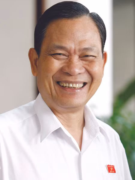 Bộ trưởng Nội vụ Nguyễn Thái Bình (57 tuổi), quê Trà Vinh, cử nhân (Luật, quản lý nhà nước), Ủy viên Trung ương Đảng