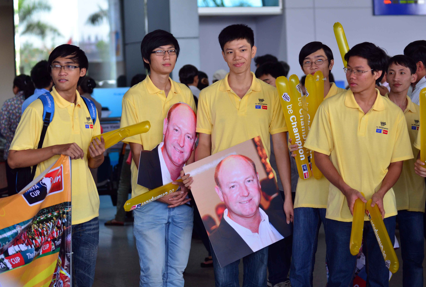 Các CĐV Việt Nam chờ đón sự xuất hiện của Cúp FA tại sân bay Tân Sơn Nhất