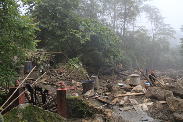 Một ngôi nhà bị xóa sổ, chỉ còn lại hai chiếc trụ cổng.