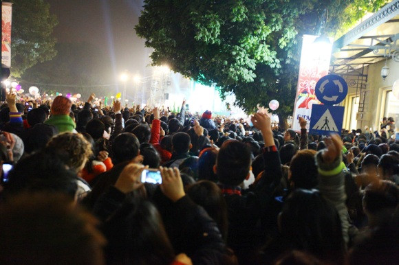 Cùng nhau giơ tay đếm ngược những giây cuối cùng của năm 2011. Cùng nhau giơ tay đếm ngược những giây cuối cùng của năm 2011