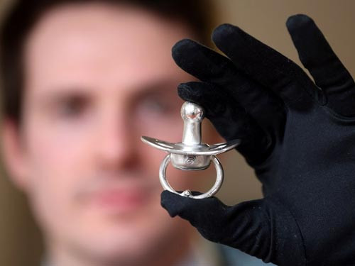 Chuyên gia trang sức Matt Case giới thiệu núm vú đắt nhất thế giới, trị giá tới gần 85.000 USD, tại Liverpool (Anh).Ảnh: Christopher Furlong