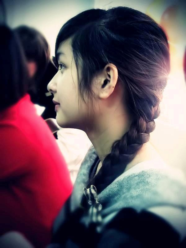  Hình ảnh đời thường giản dị, xinh đẹp của Ánh. Ánh chia sẻ trong tương lai cô muốn trở thành nhà thiết kế đồ họa tài giỏi