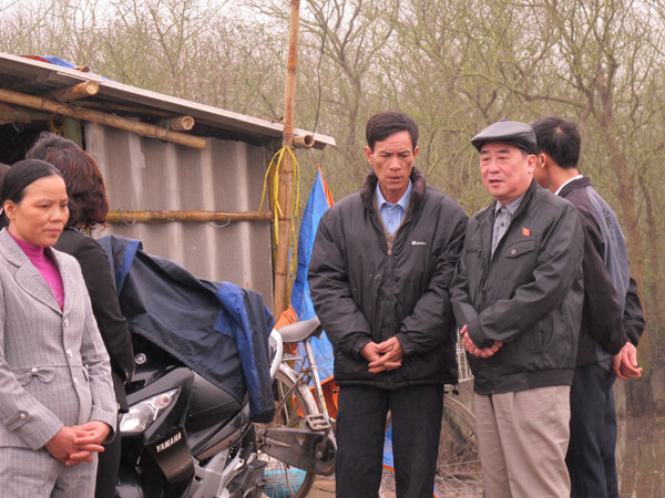 Ông Vinh động viên người nhà ông Vươn