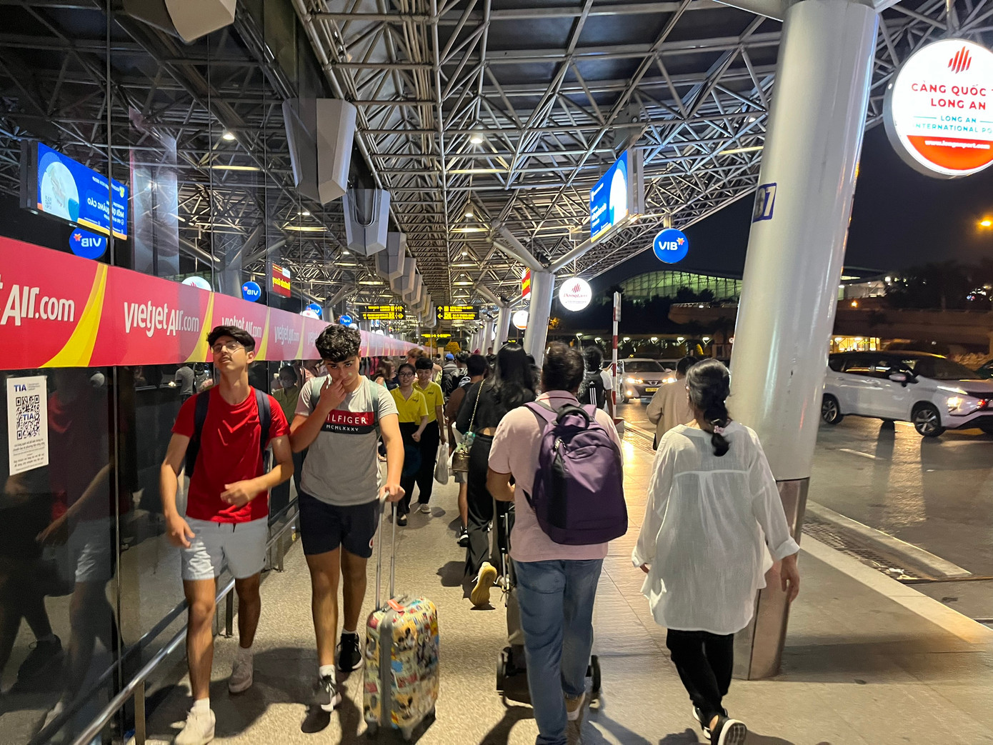 Nhiều hành khách lỉnh kỉnh hành lý, vội vàng di chuyển để kịp chuyến bay.