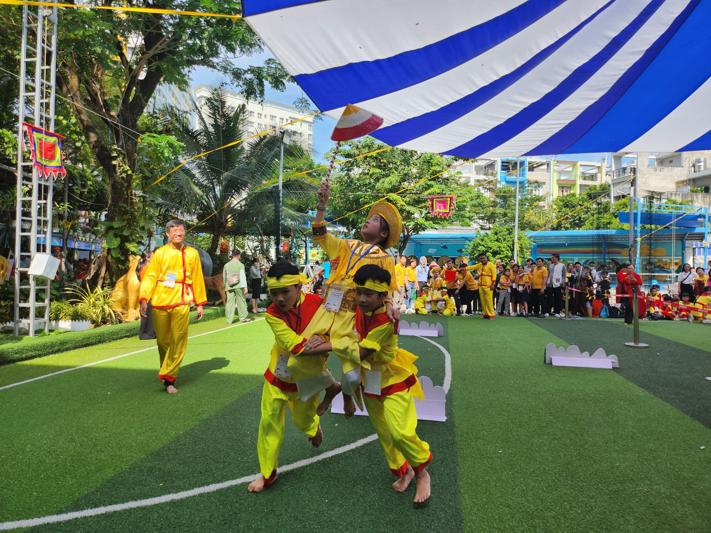 Học sinh hoá thân thành các nữ tướng ngồi trên kiệu để tham gia trò chơi vận động