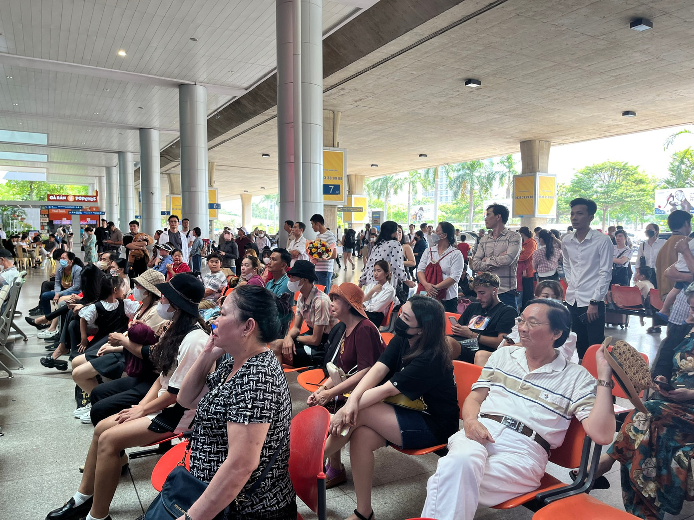 Cửa đến của ga quốc tế đón lượng lớn hành khách. Cùng với đó là hàng trăm người thân tới đón Việt kiều về Việt Nam nghỉ lễ khiến các băng ghế kín chỗ.