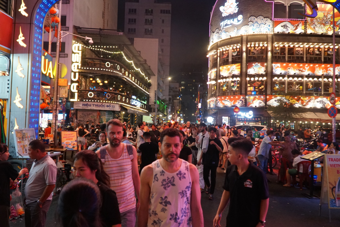 Tại phố Tây Bùi Viện (quận 1), không khí Giáng sinh tràn ngập