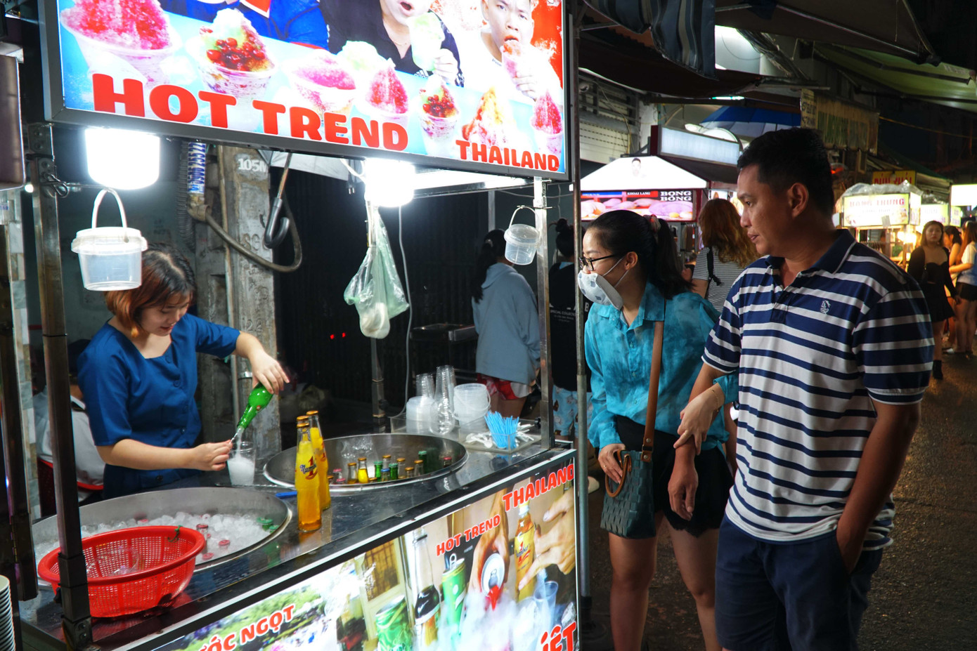 Du khách đến phố ẩm thực bởi những món ăn hấp dẫn, mới lạ, giá vừa phải.