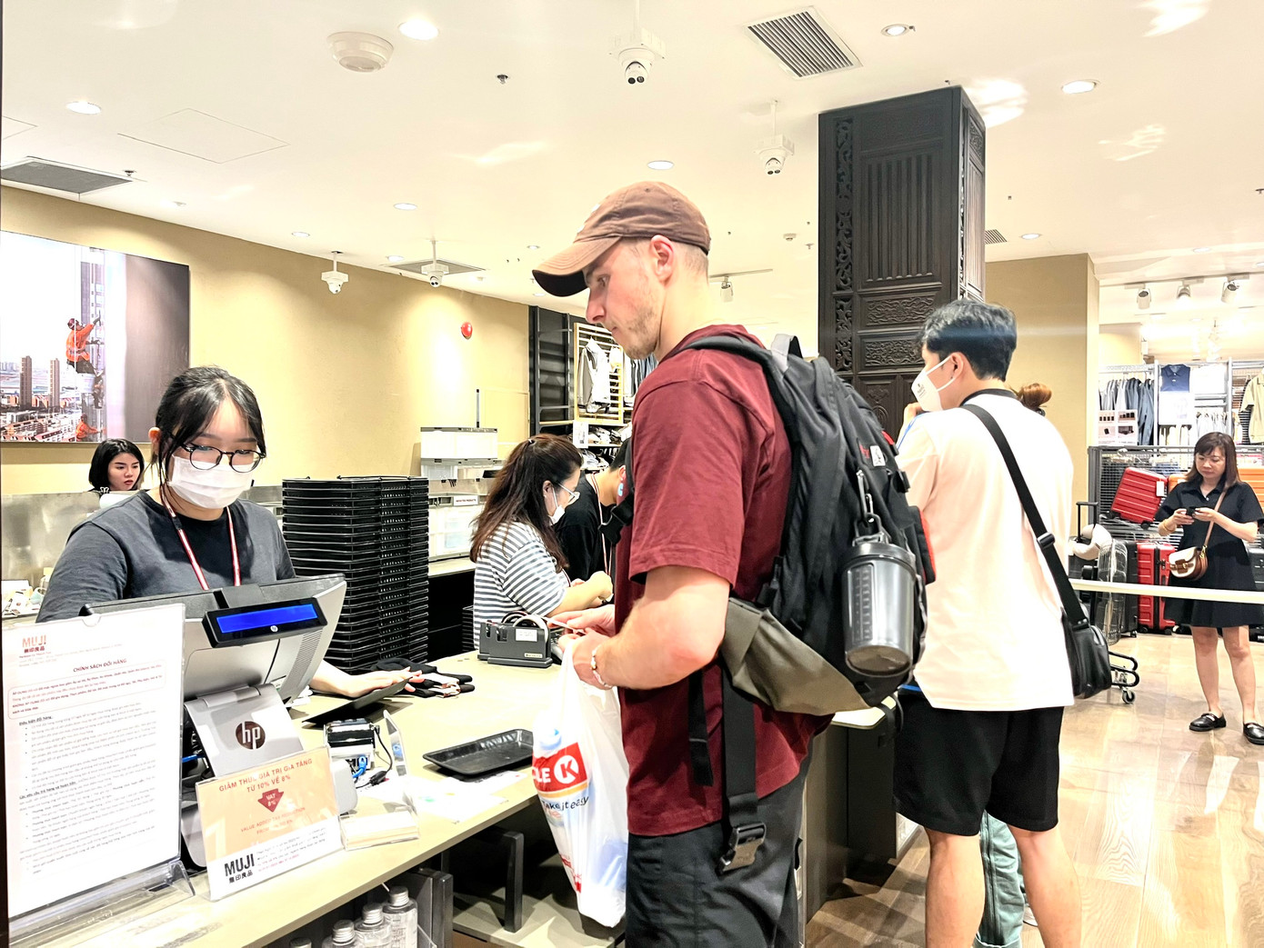 Khu vực thanh toán của một cửa hàng tại Trung tâm thương mại Parkson ở đường Lê Thánh Tôn (quận 1) chỉ lác đác vài khách thanh toán.