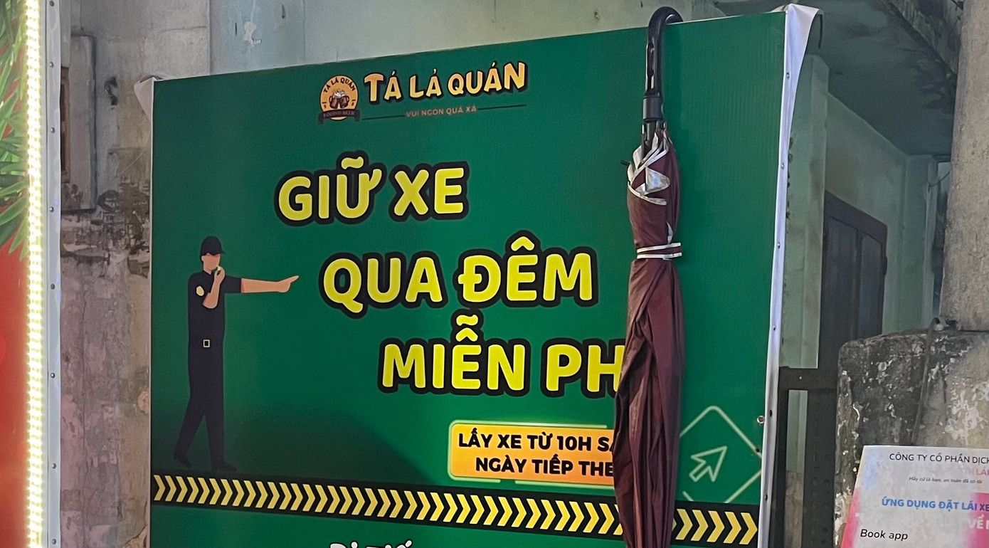 Một quán nhậu tại TPHCM gắn biển thông báo giữ xe qua đêm miễn phí và yêu cầu khách quay lại lấy xe từ 10h ngày tiếp theo. Một quán nhậu tại TPHCM gắn biển thông báo giữ xe qua đêm miễn phí và yêu cầu khách quay lại lấy xe từ 10h ngày tiếp theo.