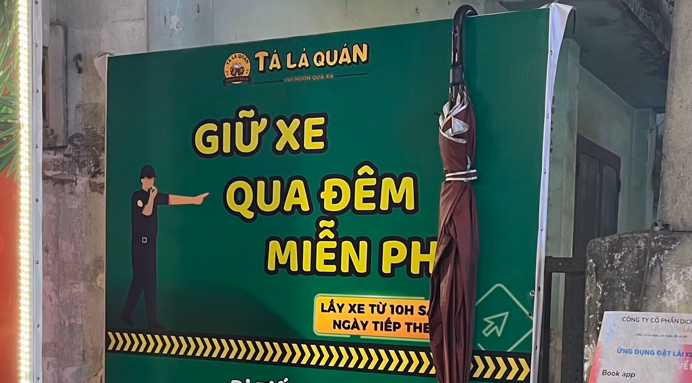 Một quán nhậu tại TPHCM gắn biển thông báo giữ xe qua đêm miễn phí và yêu cầu khách quay lại lấy xe từ 10h ngày tiếp theo.