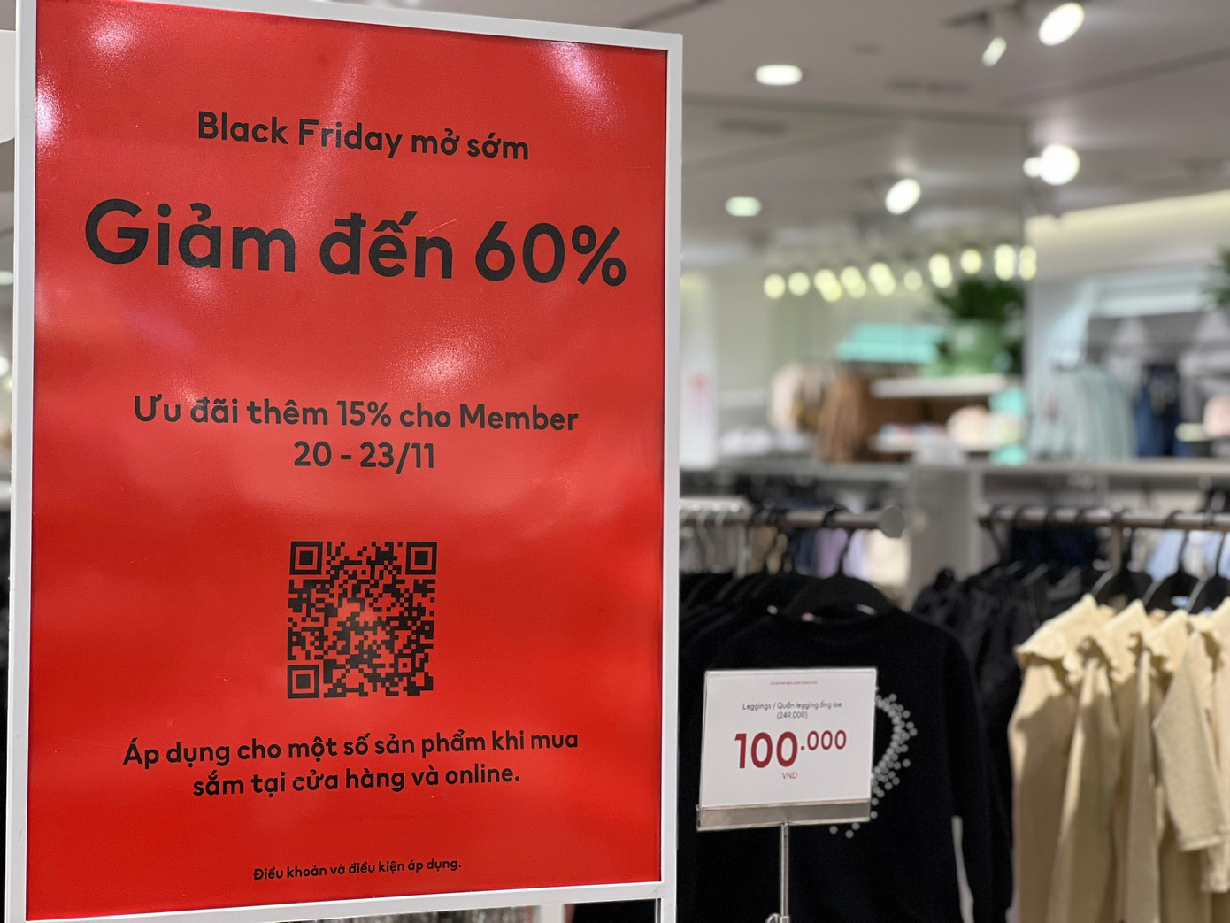 Nhiều mặt hàng giảm giá đến 60%, thậm chí ưu đãi thêm 15% cho thành viên.