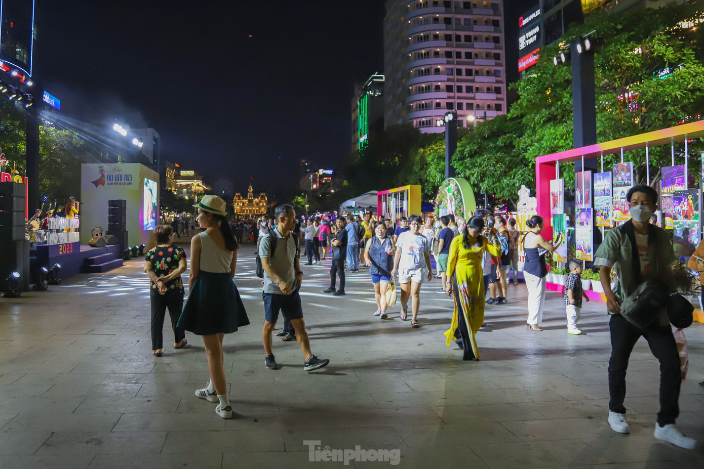 Người dân vui chơi ở phố đi bộ Nguyễn Huệ. Ảnh: Phạm Nguyễn.