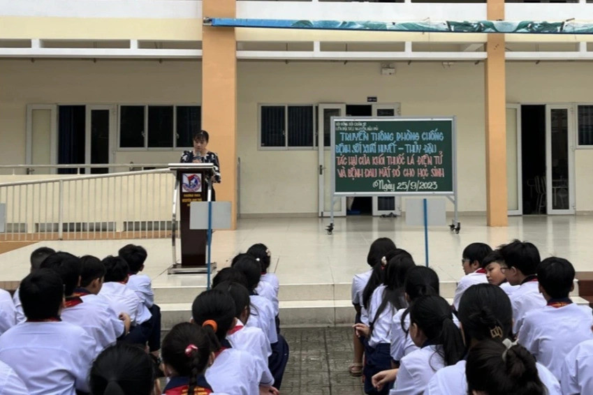 Học sinh trường THCS Nguyễn Ảnh Thủ trong một tiết giáo dục kỹ năng về bệnh dịch và tác hại của thuốc lá điện tử. (Ảnh: Website nhà trường). Học sinh trường THCS Nguyễn Ảnh Thủ trong một tiết giáo dục kỹ năng về bệnh dịch và tác hại của thuốc lá điện tử. (Ảnh: Website nhà trường).