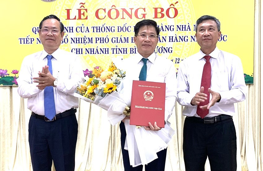 Ông Phan Trọng Nghĩa (giữa) tân Phó giám đốc NHNN Việt Nam chi nhánh tỉnh Bình Dương.