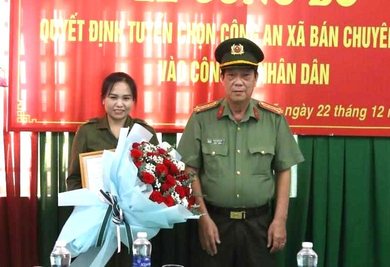 Đại tá Nguyễn Văn Dựt (bìa phải) trao quyết định và tặng hoa chúc mừng chị Lê Ngọc Thu. Ảnh: Công an tỉnh Bình Dương. Đại tá Nguyễn Văn Dựt (bìa phải) trao quyết định và tặng hoa chúc mừng chị Lê Ngọc Thu. Ảnh: Công an tỉnh Bình Dương.