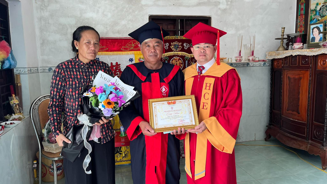 Đại diện Trường Cao đẳng Kinh tế TPHCM trao bằng tốt nghiệp cho người thân của sinh viên qua đời vì tai nạn giao thông. (Ảnh: Nhà trường cung cấp)