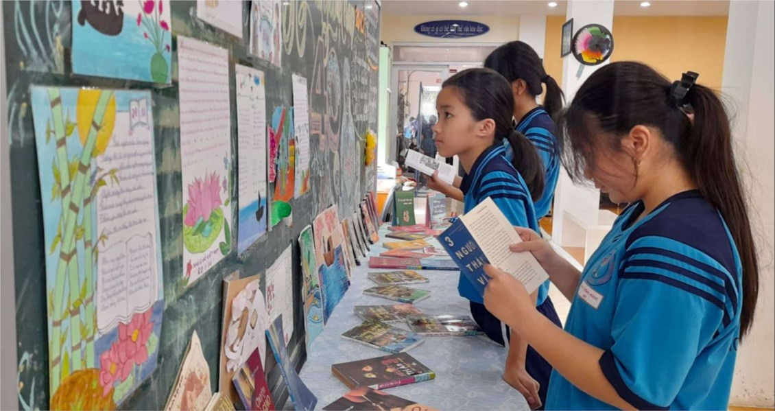 Học sinh Trường THCS Nguyễn Văn Luông dự triển lãm sách, tư liệu hình ảnh chào mừng 40 năm ngày Nhà giáo Việt Nam 20/11. Ảnh: Website nhà trường