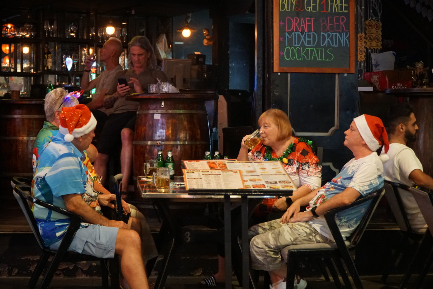 Nhiều khách Tây đội nón, mặc trang phục Giáng sinh, cùng nhau thưởng thức âm nhạc tại phố Tây Bùi Viện.