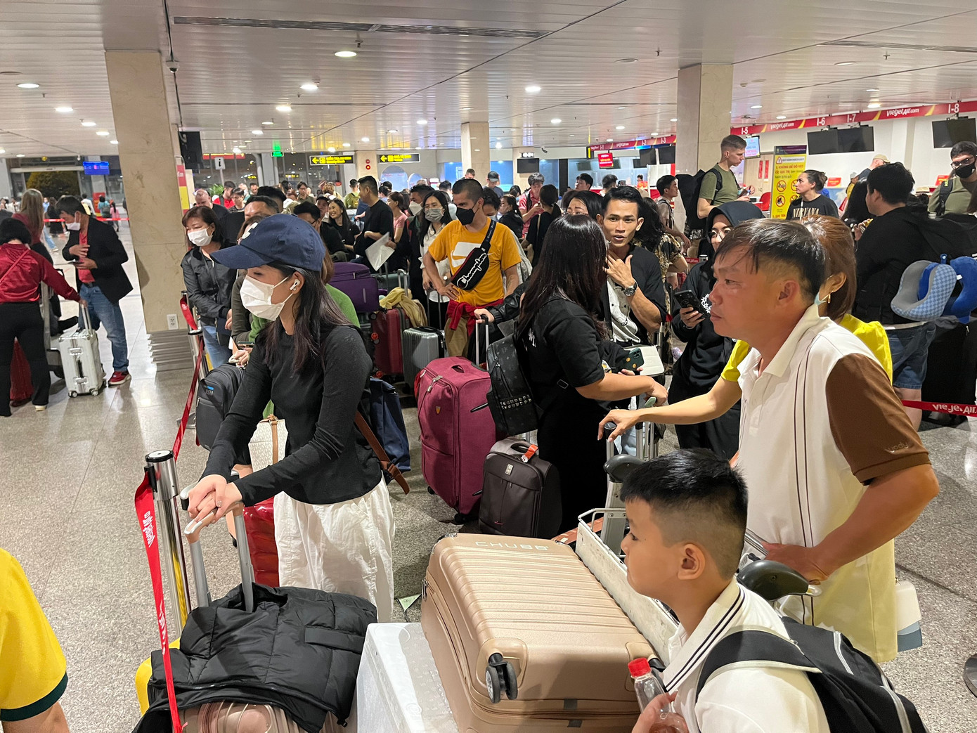 Ghi nhận của PV báo Tiền Phong chiều tối 29/12, hàng nghìn hành khách chen chân làm thủ tục check-in tại ga đi sân bay Tân Sơn Nhất.