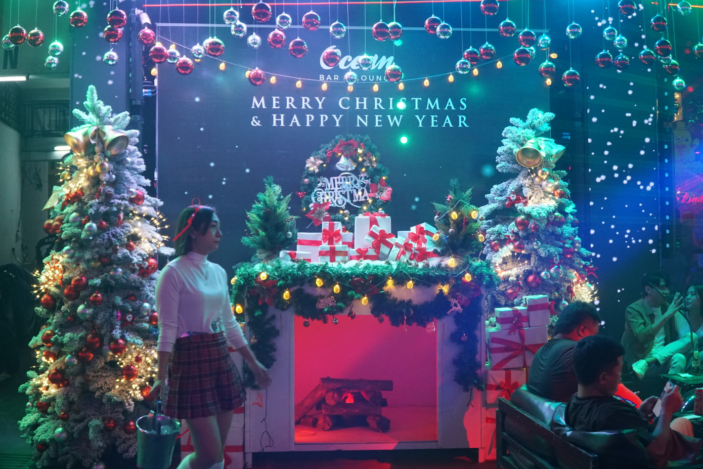 Nhiều hàng quán trang trí cây thông, mở nhạc Giáng sinh để thu hút khách.