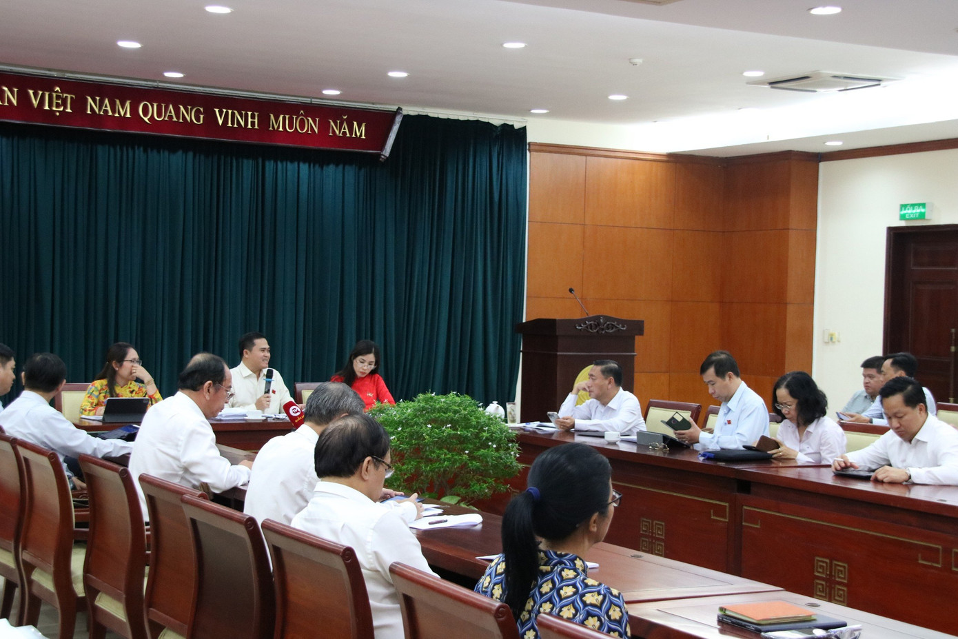 Nhiều đại biểu phản ánh một số tồn tại ách tắc trong việc cấp giấy sử dụng nhà ở và chung cư