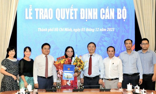 Phó Chủ tịch UBND TPHCM Dương Anh Đức (thứ 4 từ phải qua) trao quyết định cho bà Lượng Thị Tới. Ảnh: Lê Thoa Phó Chủ tịch UBND TPHCM Dương Anh Đức (thứ 4 từ phải qua) trao quyết định cho bà Lượng Thị Tới. Ảnh: Lê Thoa