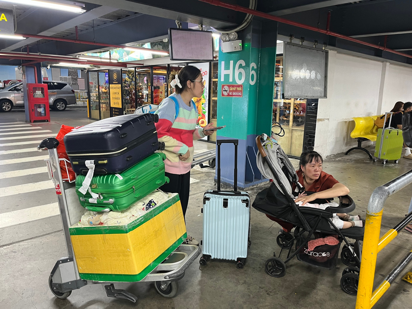 Tại khu vực chờ xe công nghệ, nhiều hành khách lỉnh kỉnh hành lý chờ xe. Một số người tỏ vẻ mệt mỏi sau chuyến bay dài, chờ xe đón về nhà để đón lễ cùng gia đình.