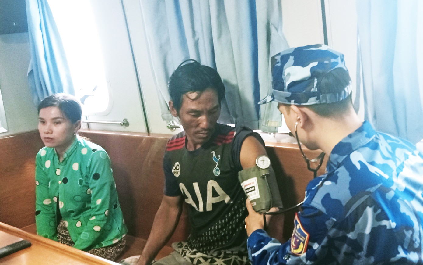 Cảnh sát kiểm tra sức khoẻ cho ngư dân gặp nạn. Ảnh: Bộ Tư lệnh Vùng Cảnh sát biển 3