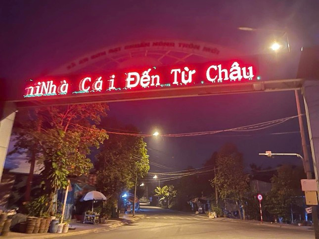 Cổng chào xuất hiện dòng chữ lạ