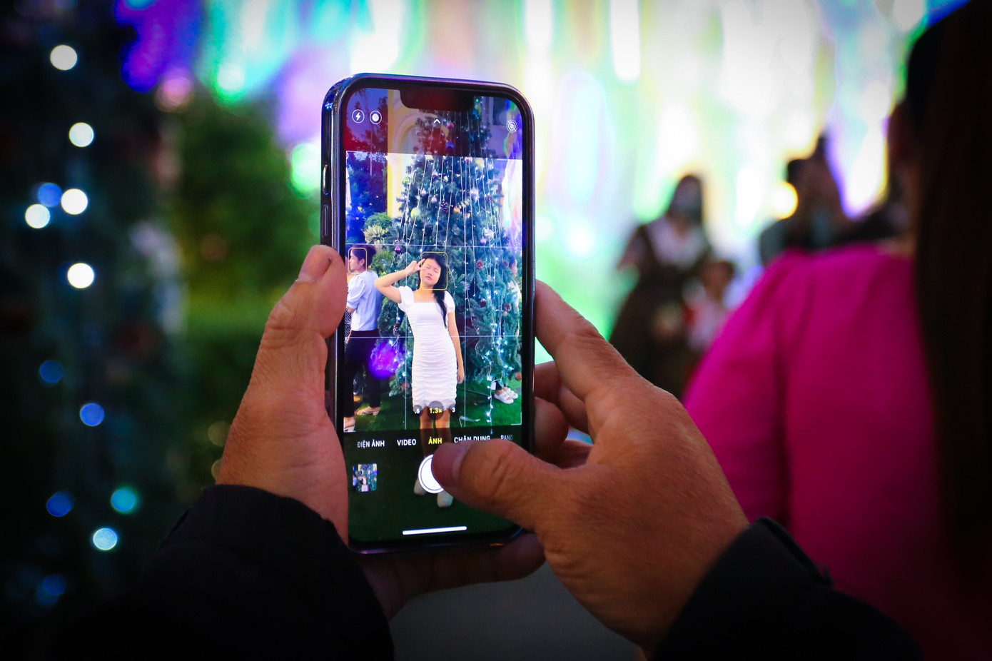 Tại xóm đạo Phạm Thế Hiển (quận 8), nhiều bạn trẻ có mặt từ sớm để chụp ảnh, trải nghiệm không khí lễ hội.