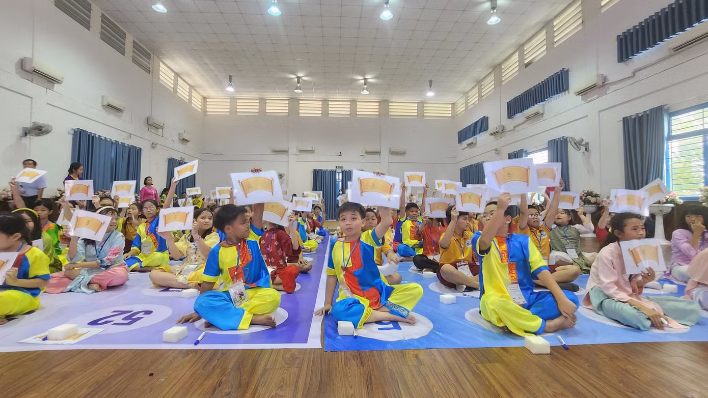 100 học sinh thi Rung chuông vàng với chủ đề "Em yêu sử Việt"