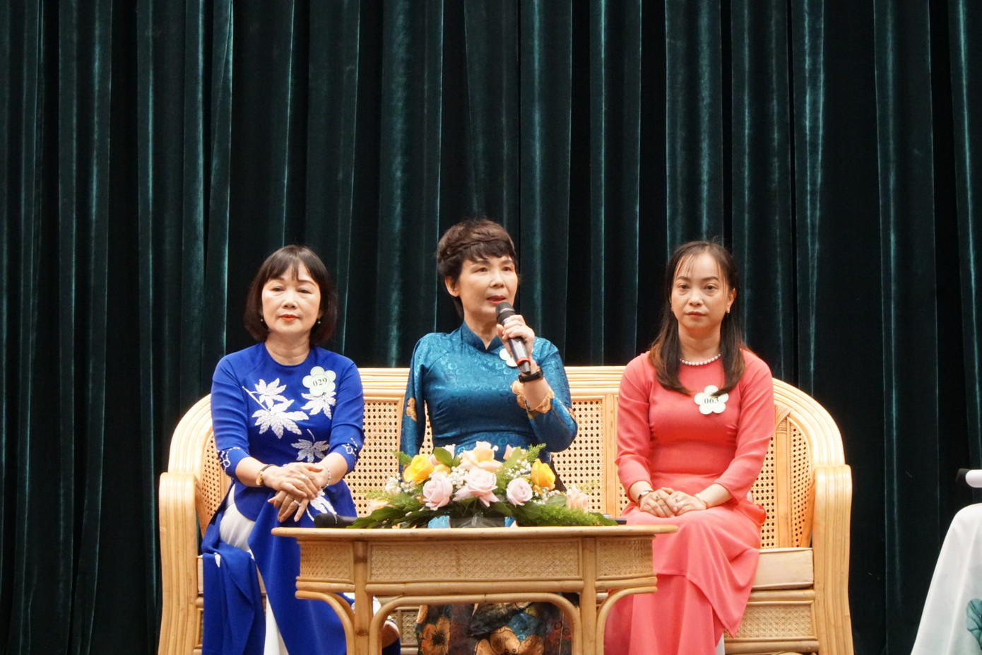 Cô Võ Thị Tuyết (ngồi giữa), giáo viên Trung tâm Hỗ trợ phát triển giáo dục hòa nhập cho người khuyết tật (quận 3, TPHCM) chia sẻ tại buổi lễ