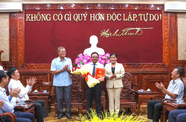 Ông Điểu Nen (giữa) giữ chức Trưởng ban Dân tộc tỉnh Bình Phước