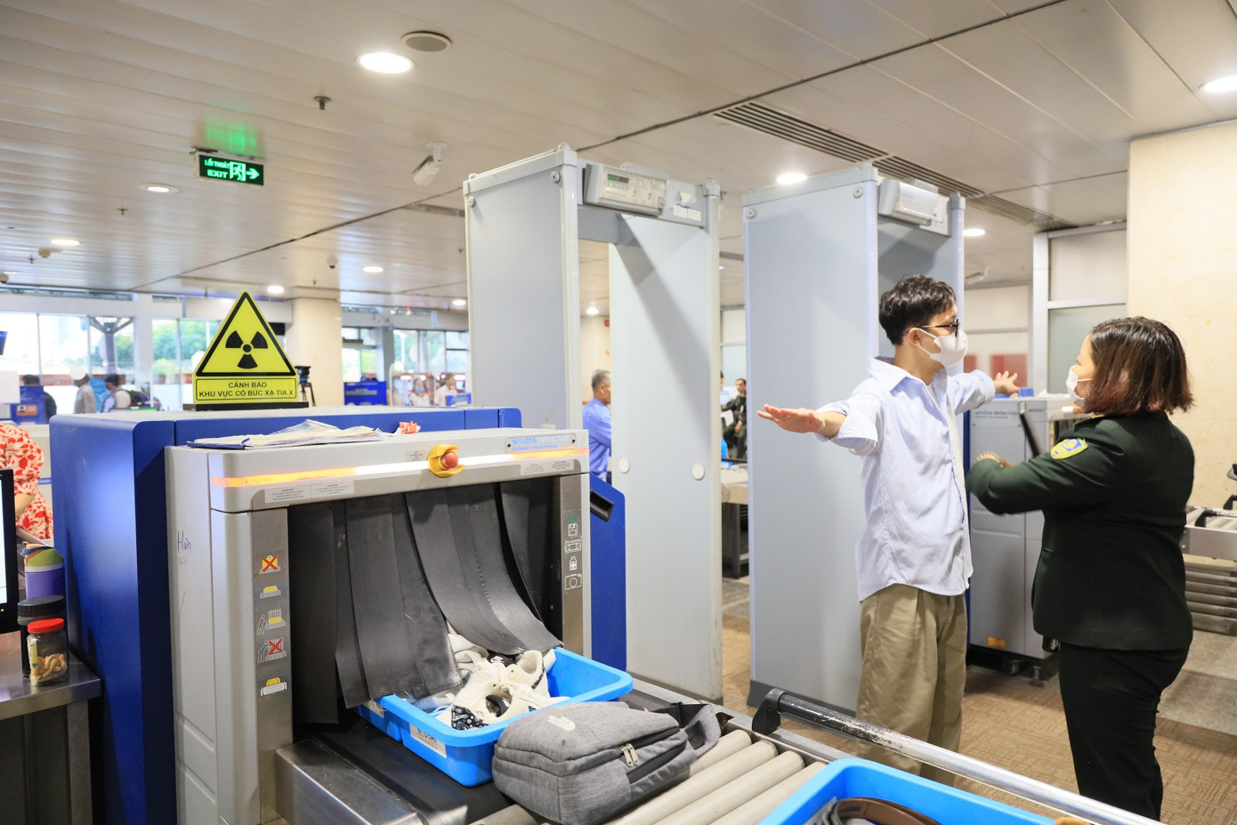 Hành khách làm thủ tục kiểm tra an ninh tại sân bay Tân Sơn Nhất. Hành khách làm thủ tục kiểm tra an ninh tại sân bay Tân Sơn Nhất.