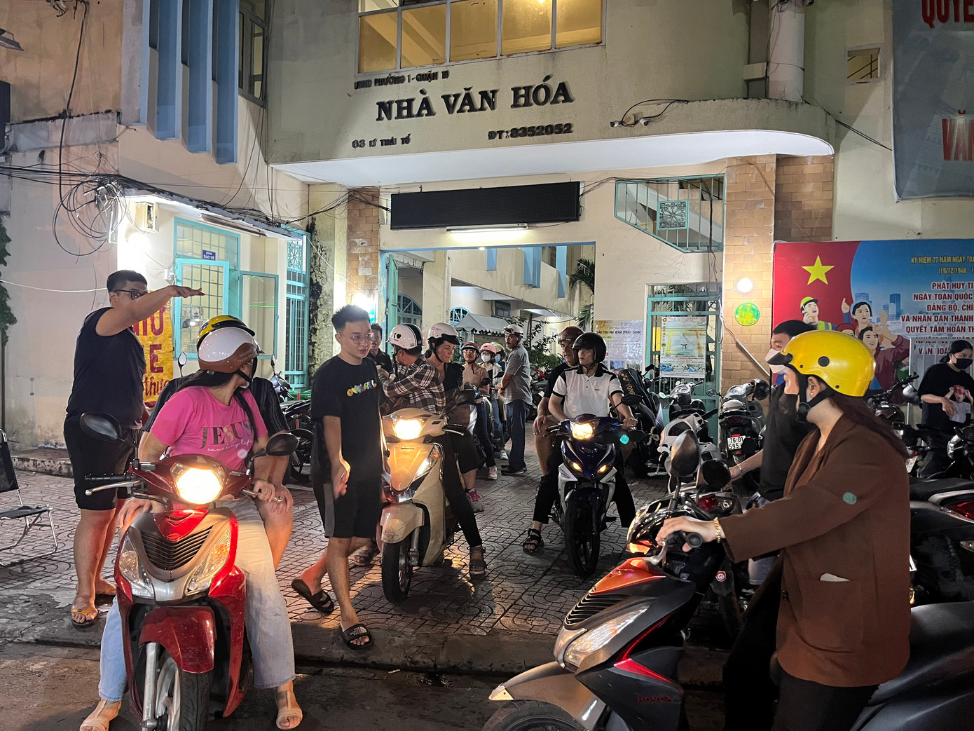 Vào các ngày cuối tuần, lối đi vào phố ẩm thực Hồ Thị Kỷ nhộn nhịp xe ra vào. Hàng trăm bạn trẻ và cả du khách nước ngoài đi dạo, thưởng thức các món ngon đường phố Việt Nam.