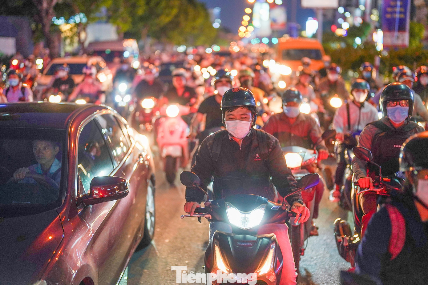 Người dân TPHCM mệt mỏi thì thường xuyên chịu cảnh kẹt xe vào giờ cao điểm.