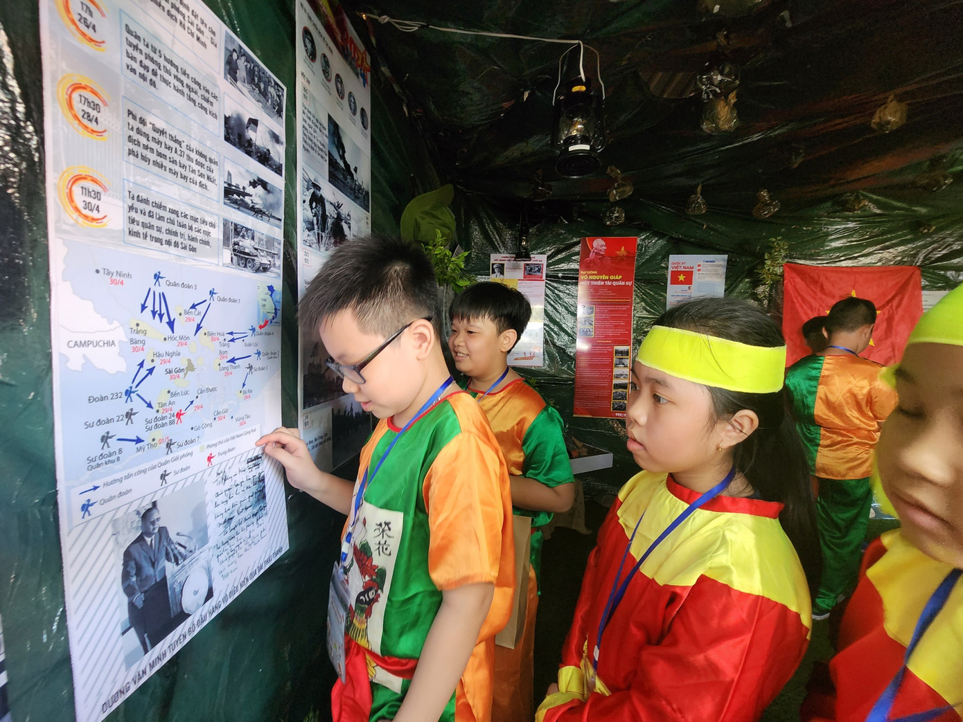 Học sinh tham quan các trạm với các chủ đề về lịch sử