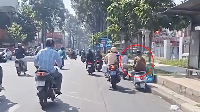 CSGT dùng chân đạp người đi xe máy bị tạm đình chỉ công tác CSGT dùng chân đạp người đi xe máy bị tạm đình chỉ công tác