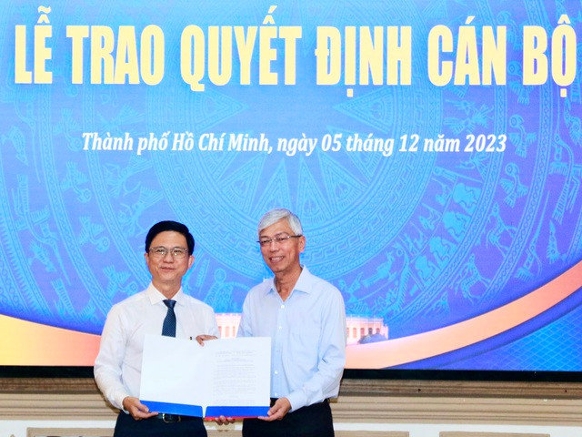 Phó chủ tịch UBND TPHCM Võ Văn Hoan (bên phải) trao quyết định bổ nhiệm ông Lê Văn Thu làm Phó chủ nhiệm Ủy ban về người Việt Nam ở nước ngoài