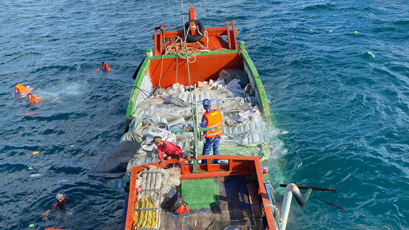 Tàu CSB 2011 tiếp cận Tàu cá bị chìm. Ảnh: Bộ Tư lệnh Vùng cảnh sát biển 3.