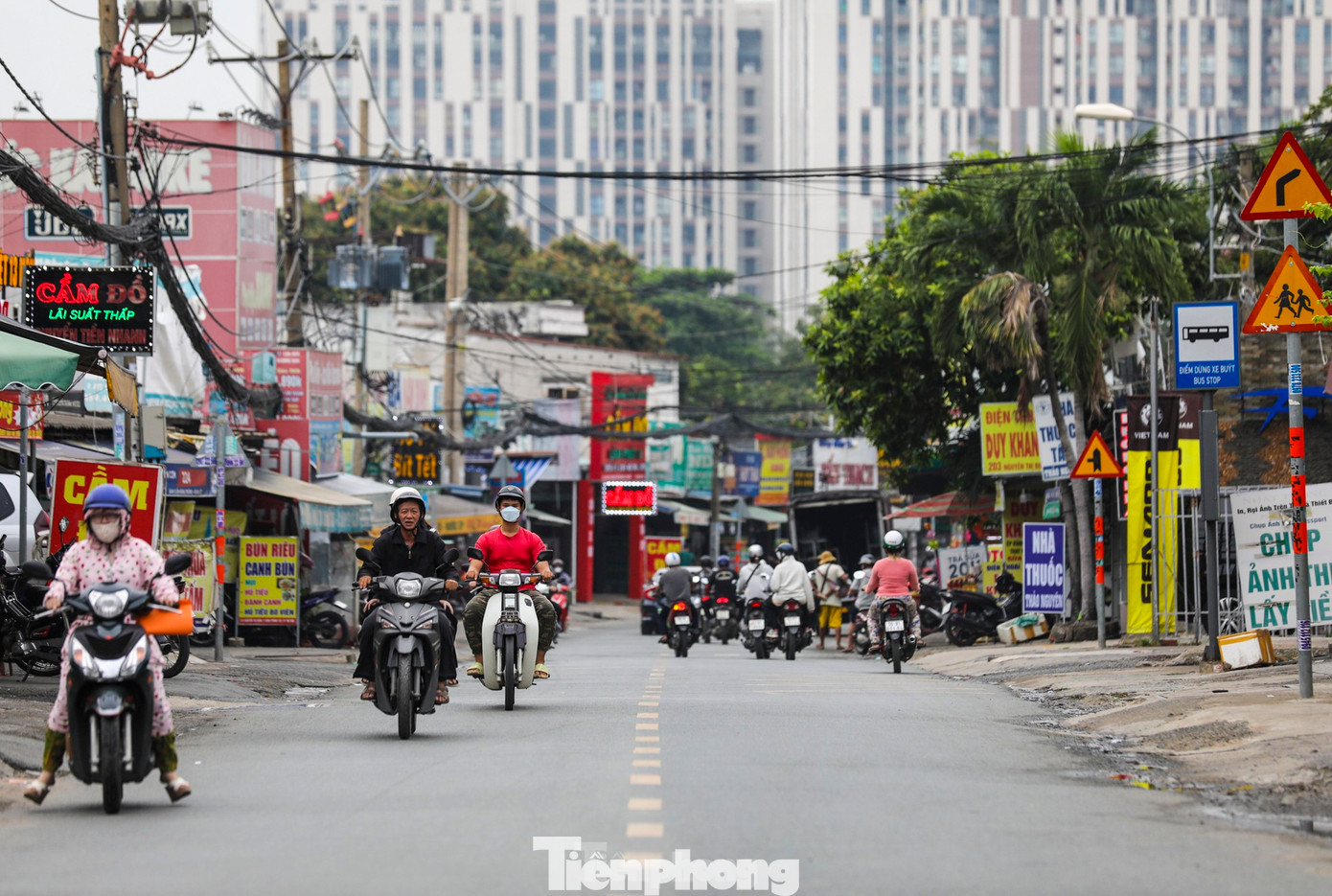 Đường Nguyễn Thị Định nằm ngay cửa ngõ phía đông, lượng phương tiện lưu thông lớn, dẫn đến tình trạng ùn tắc giao thông nghiêm trọng vào giờ cao điểm. Ảnh: Duy Anh