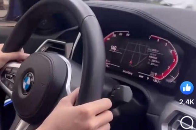 Cô gái ô tô BMW lao vun vút trên đường với tốc độ 140km/h. Ảnh cắt từ clip. Cô gái ô tô BMW lao vun vút trên đường với tốc độ 140km/h. Ảnh cắt từ clip.