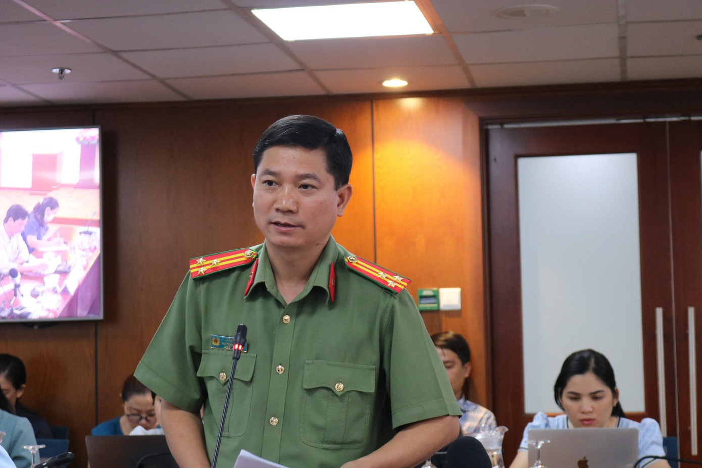 Thượng tá Lê Mạnh Hà, Phó Trưởng Phòng Tham mưu, Công an TPHCM trả lời báo chí về tình trạng mua bán dữ liệu cá nhân của người dân. Thượng tá Lê Mạnh Hà, Phó Trưởng Phòng Tham mưu, Công an TPHCM trả lời báo chí về tình trạng mua bán dữ liệu cá nhân của người dân.