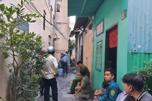 Căn nhà xảy ra hỏa hoạn nằm trong hẻm cụt. Ảnh: Hoàng Thuận Căn nhà xảy ra hỏa hoạn nằm trong hẻm cụt. Ảnh: Hoàng Thuận