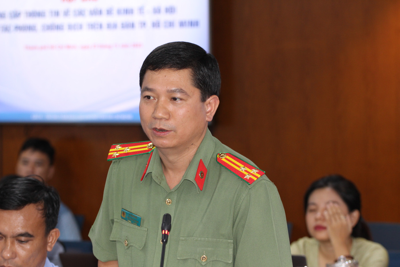 Thượng tá Lê Mạnh Hà, Phó trưởng phòng Tham mưu Công an TPHCM trả lời báo chí chiều 23/11. Ảnh: Thành Nhân