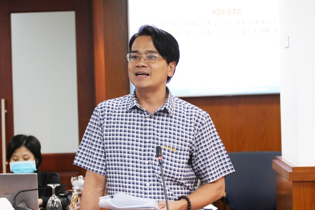 Ông Hồ Dũng Mân thông tin tại buổi họp báo về việc TPHCM sẽ có thêm phó chủ tịch tại 52 phường, xã.