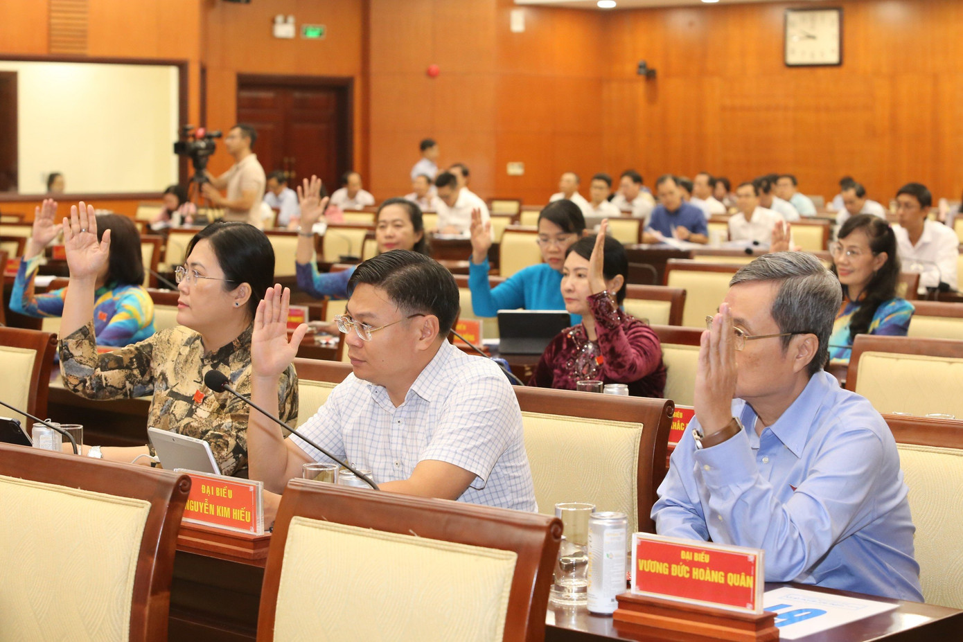 Đại biểu biểu quyết thông qua nghị quyết quy định chức năng, nhiệm vụ, quyền hạn, tổ chức bộ máy của Sở An toàn thực phẩm. Ảnh: Ngô Tùng