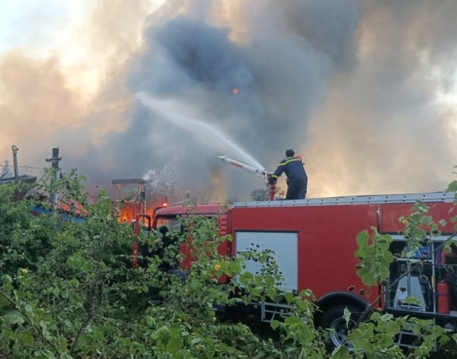 Lực lượng chức năng xử lý vụ cháy tàu cá Lực lượng chức năng xử lý vụ cháy tàu cá